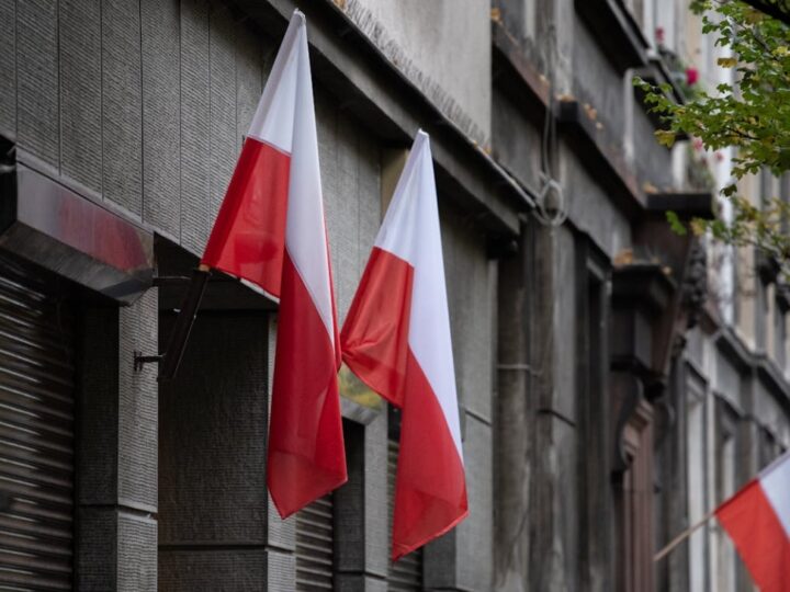 Kraków w narodowych barwach na Święto Wojska Polskiego – flagi i podświetlenia ozdobią miasto