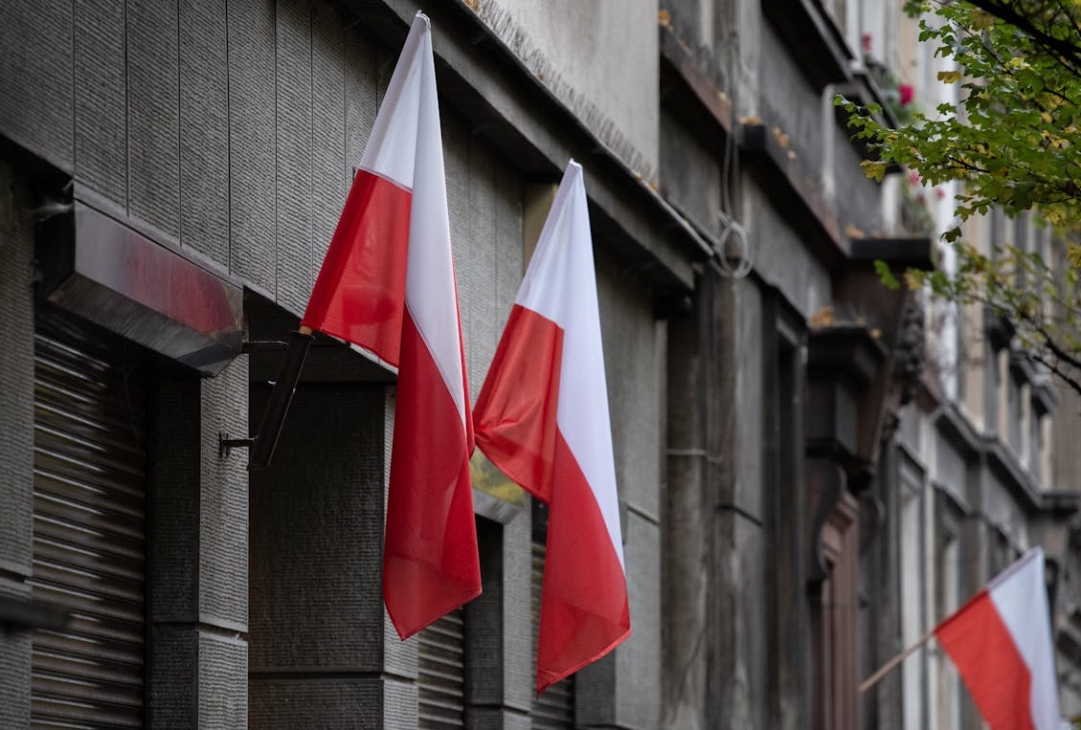 Kraków w narodowych barwach na Święto Wojska Polskiego – flagi i podświetlenia ozdobią miasto