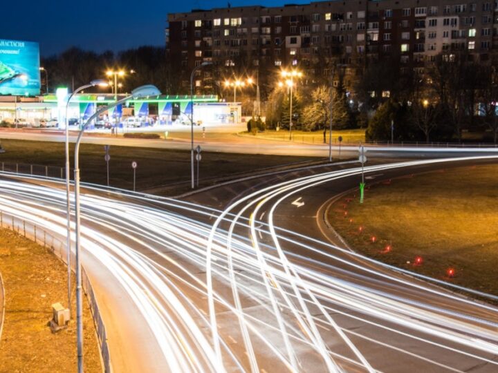 Tragiczny wypadek na terenie Mazowsza: czołowe zderzenie trzech pojazdów, w tym wojskowej ciężarówki