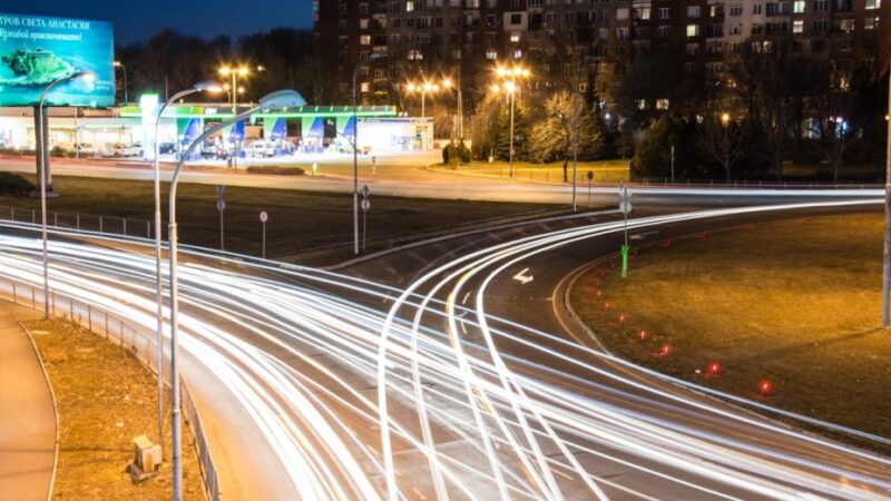 Tragiczny wypadek na terenie Mazowsza: czołowe zderzenie trzech pojazdów, w tym wojskowej ciężarówki