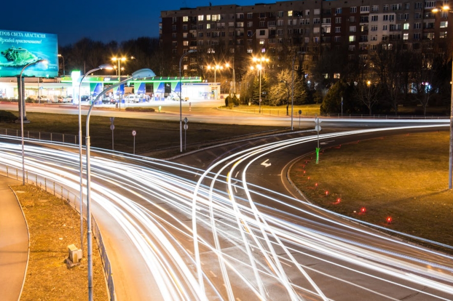 Tragiczny wypadek na terenie Mazowsza: czołowe zderzenie trzech pojazdów, w tym wojskowej ciężarówki