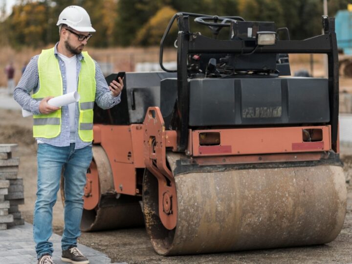 Ulice Obrońców Krzyża w trakcie prac drogowych: asfaltowanie rozpoczęło się 2 grudnia