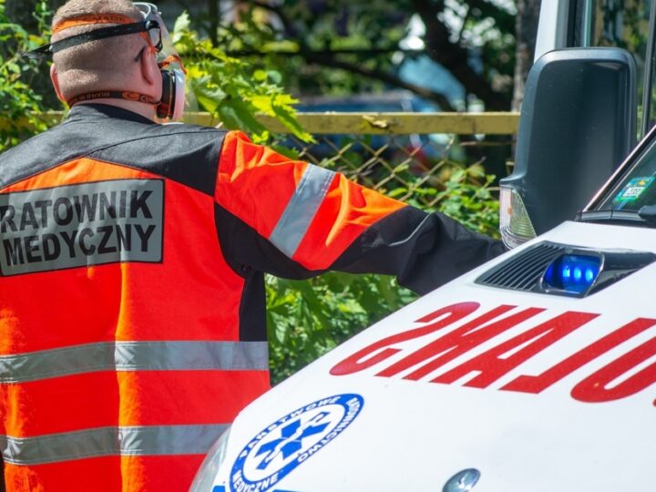 Heroiczna akcja ratunkowa w sercu Krakowa: Strażnicy Miejscy walczą o życie 60-letniego mężczyzny