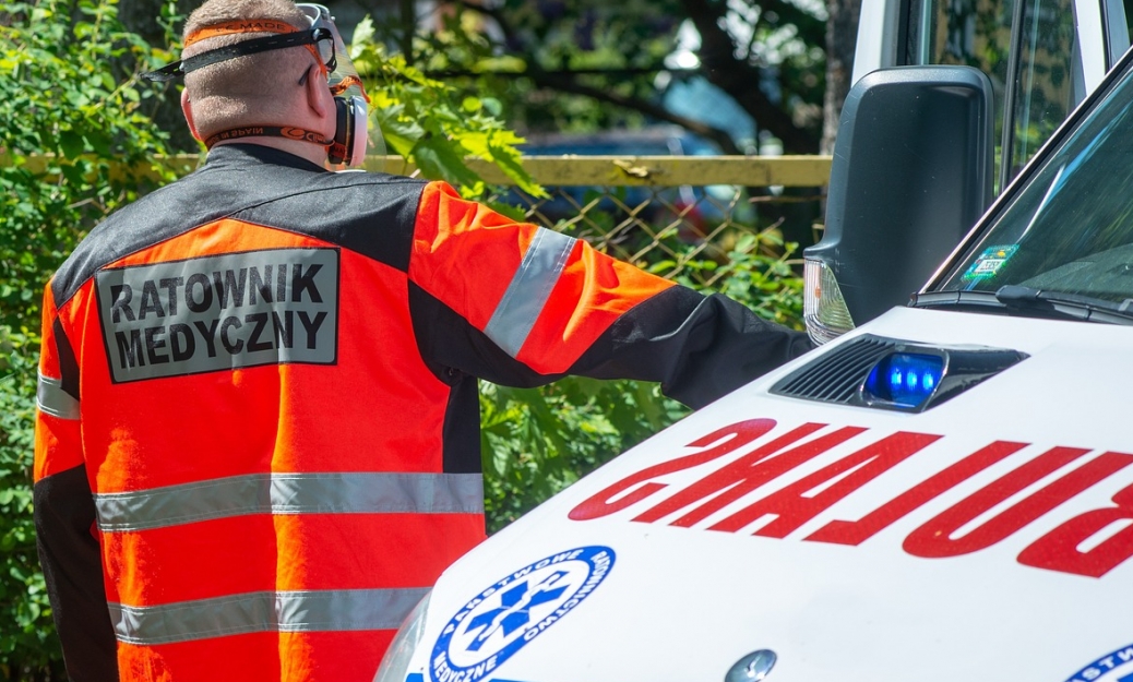 Heroiczna akcja ratunkowa w sercu Krakowa: Strażnicy Miejscy walczą o życie 60-letniego mężczyzny